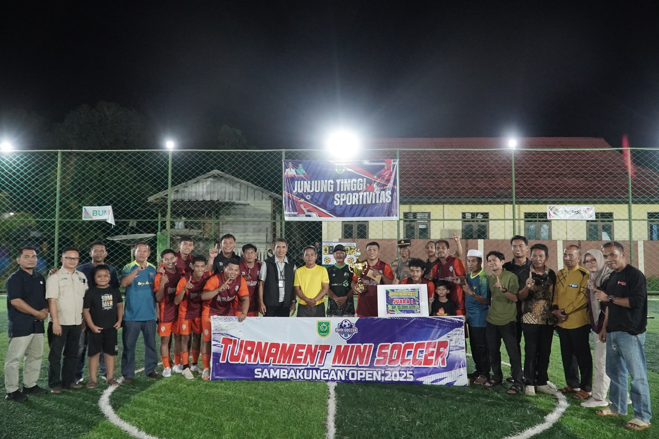 Tim Sambakungan B berfoto bersama seusai memenangkan final turnamen mini soccer Sambakungan Open 2025 dengan skor 5–2. (Istimewa)